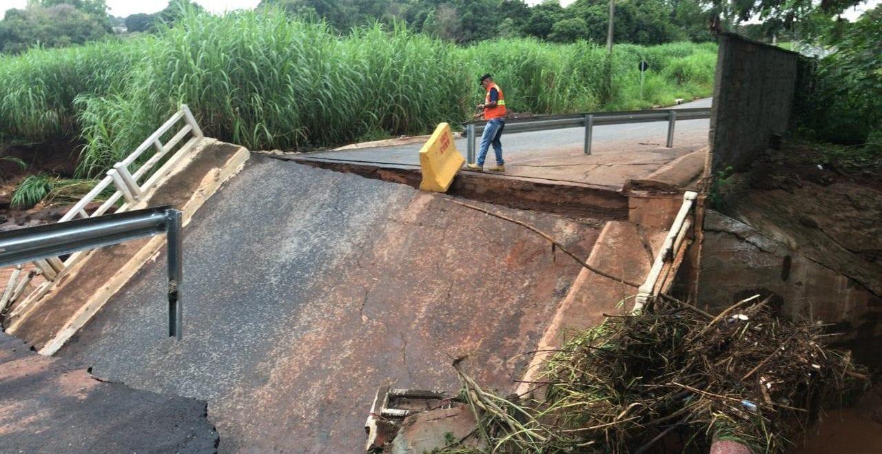 Forte chuva transborda córrego e arrasta ponte, em Goiânia