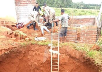 Homem fica ferido após ser soterrado enquanto trabalhava em obra GO-338, em Goiás