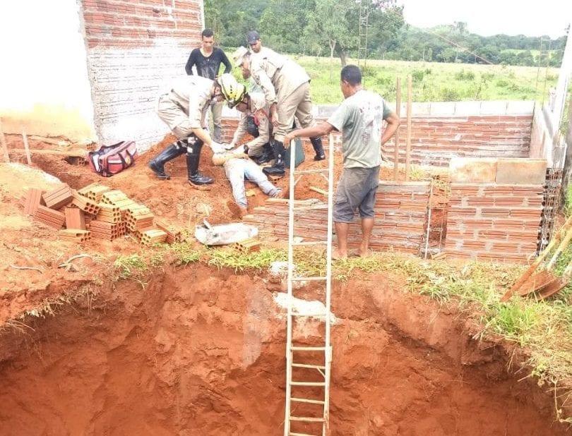 Homem fica ferido após ser soterrado enquanto trabalhava em obra GO-338, em Goiás