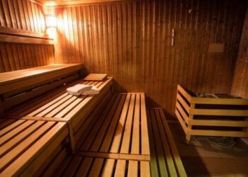 Homem morre após levar choque elétrico em sauna onde trabalhava, em Caldas Novas