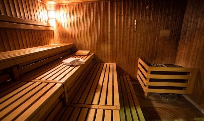 Homem morre após levar choque elétrico em sauna onde trabalhava, em Caldas Novas