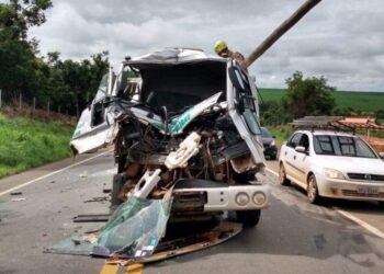 Homem morre em grave acidente entre caminhão e carreta, em Ipameri