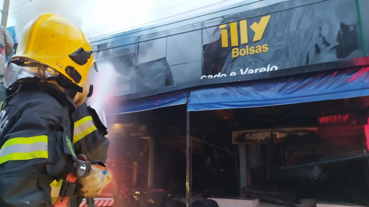Incêndio atinge galeria próxima ao Camelódromo de Campinas, em Goiânia
