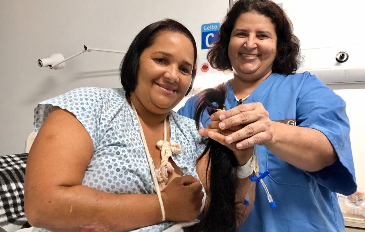 Internada no Hugo, mulher que precisou cortar cabelo doa fios para pacientes com câncer 