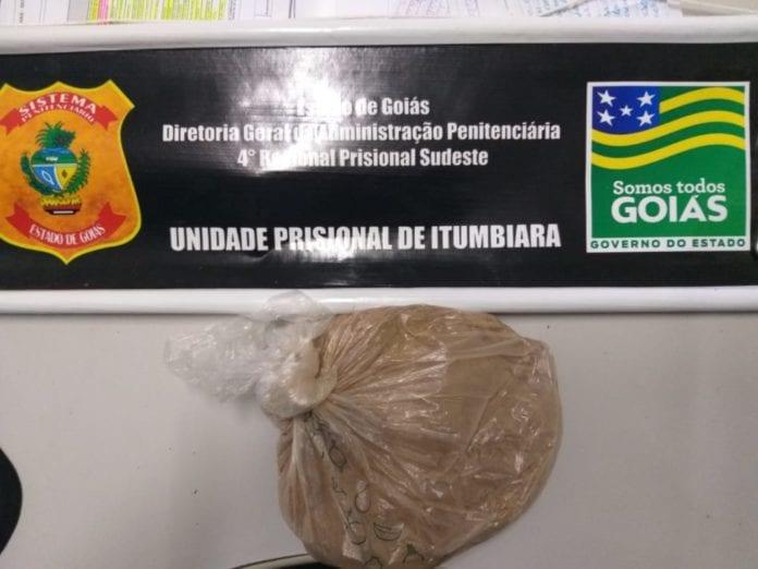 Jovem esconde drogas em achocolatado para entregar a irmão preso, em Itumbiara