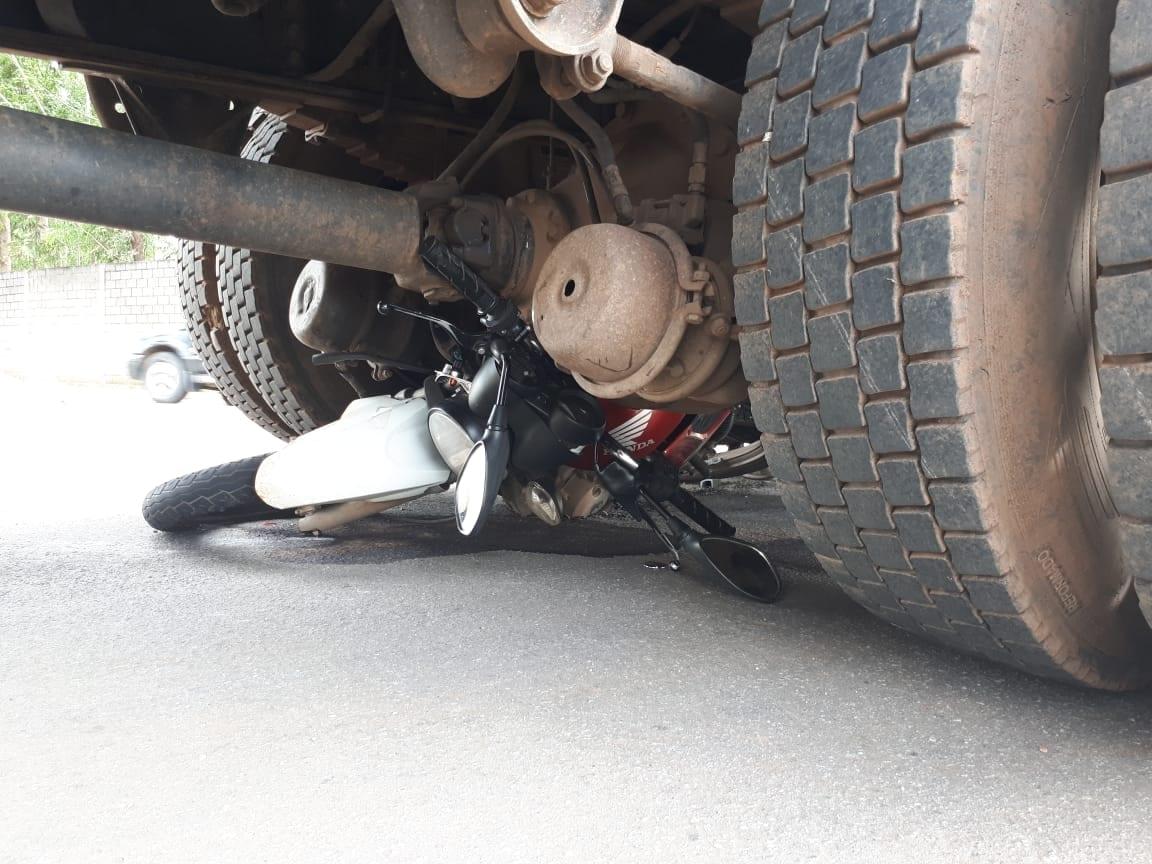 Motociclista morre ao bater em caminhão em rotatória de Goiânia