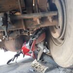 Motociclista morre ao bater em caminhão em rotatória de Goiânia