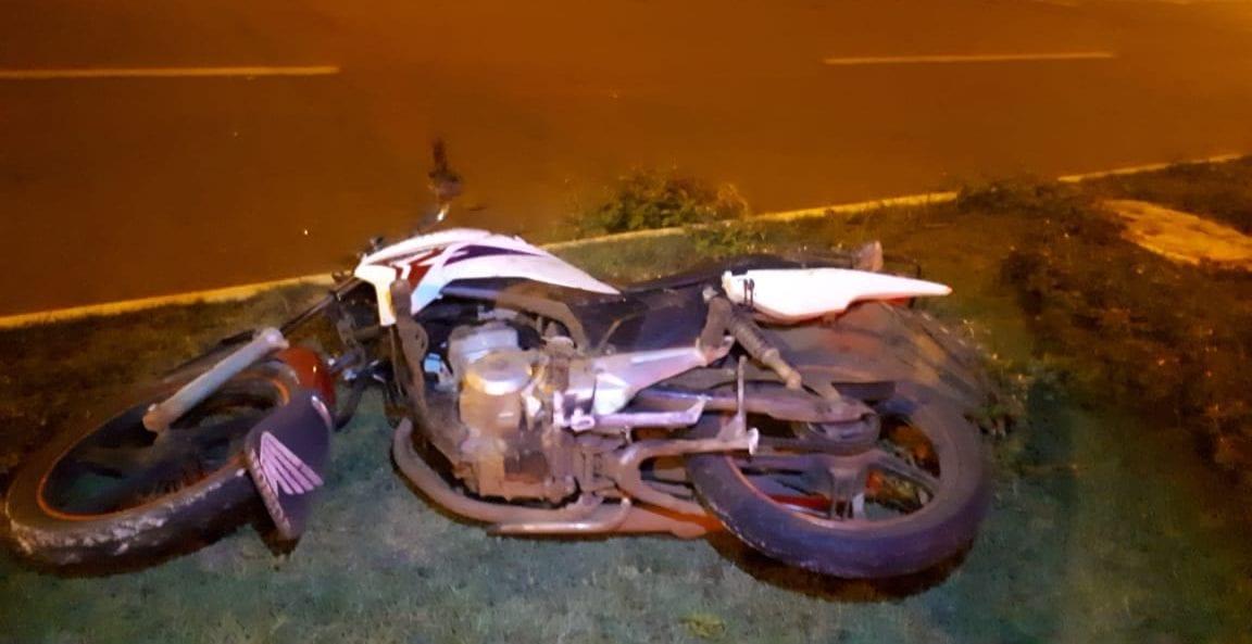 Motociclista morre após perder controle e bater em árvore, em Goiânia