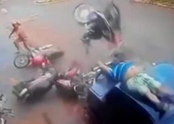 Motociclista perde controle e garupa é jogado em cima de carro, em Jataí