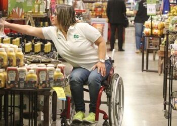 Nova lei obriga supermercados de Goiás auxiliarem deficientes nas compras