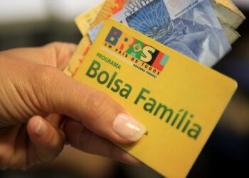 Projeto do 'novo Bolsa Família' é entregue a Bolsonaro