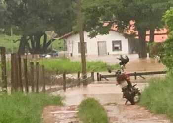Represa de fazenda se rompe em Pontalina durante temporal; veja vídeo
