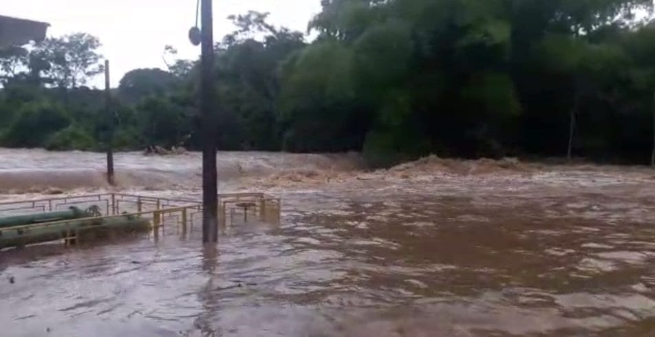 Rompimento de represa: 100 moradores de Pontalina ficam sem água e energia