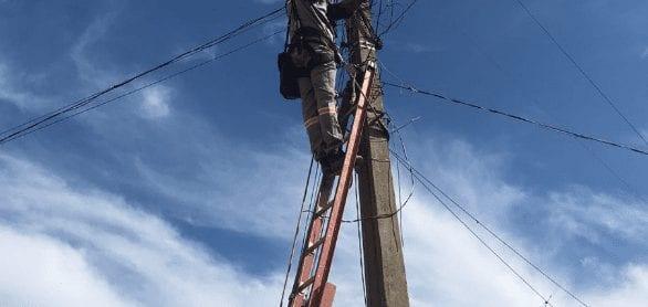 Terceirizado da Enel fica 'pendurado' ao levar descarga elétrica, em Caldas Novas