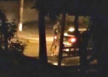 Vídeo: homem agride e abandona companheira em rua de Anápolis