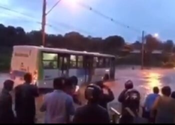 Vídeo mostra ônibus coletivo tentando passar por ponte alagada, em Goiânia