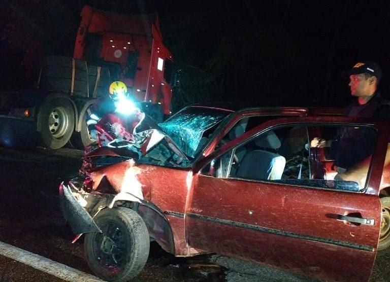 Acidente entre carro e caminhão deixa uma pessoa ferida na BR-153, em Porangatu