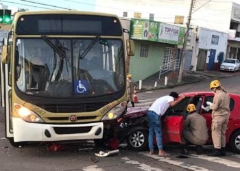 Acidente entre carro e ônibus deixa motorista ferida, em Anápolis