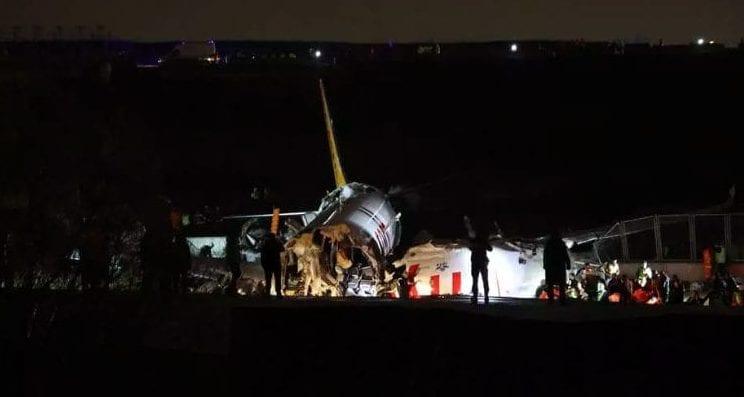 Avião sai da pista durante aterrissagem na Turquia e fica em pedaços