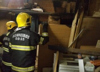Bombeiros combatem incêndio em mercearia, em Luziânia