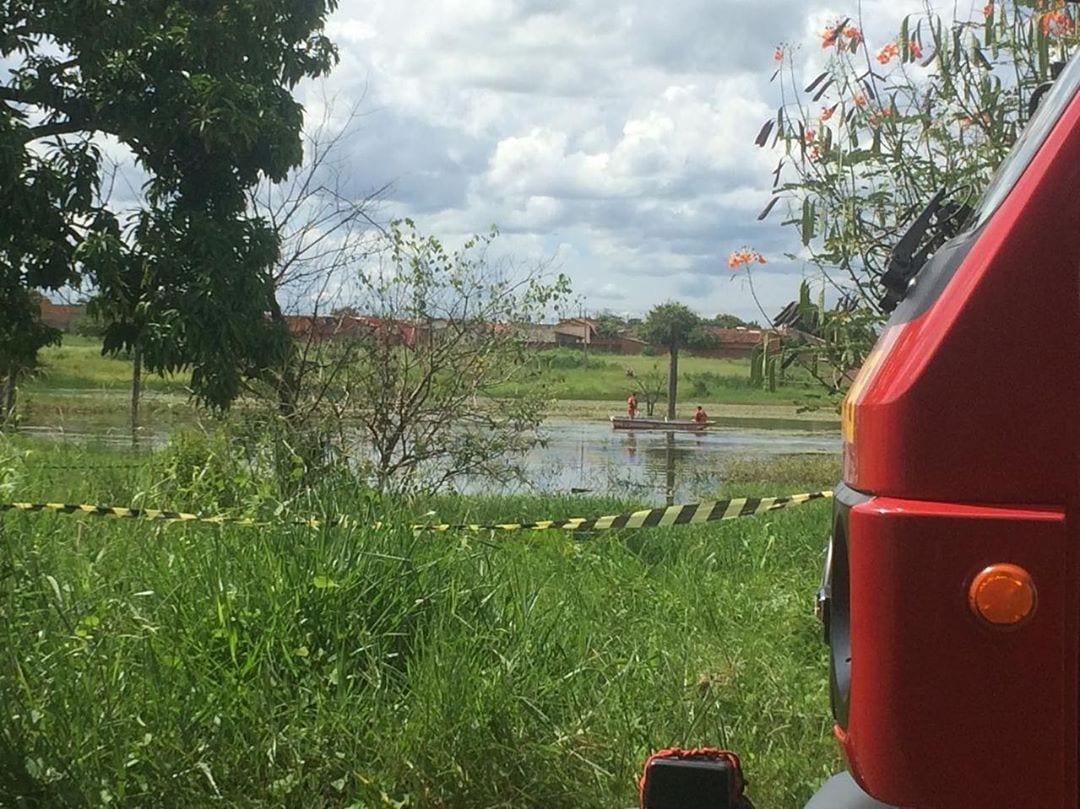 Bombeiros resgatam corpo de mulher em lago de Itumbiara
