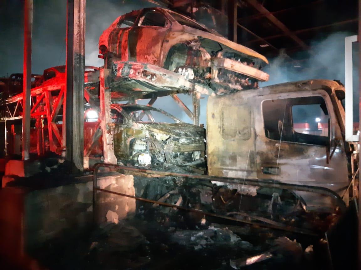 Caminhão cegonha pega fogo após bater em cabine de pedágio, em Goiás