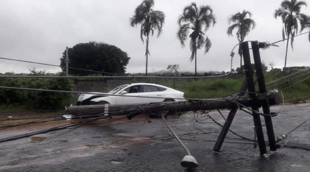 Carro bate em poste e deixa rua internada na Vila João Vaz, em Goiânia