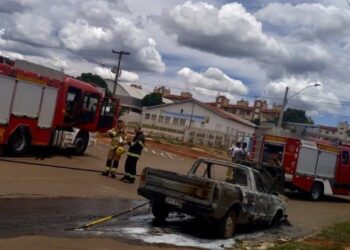 Carro em chamas tem fogo controlado pelos Bombeiros Militares do DF em Valparaíso de Goiás