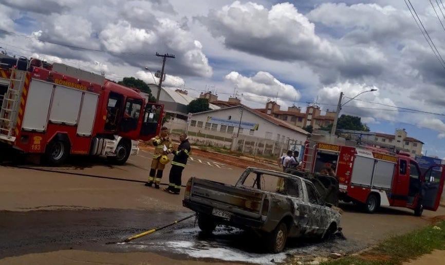 Carro em chamas tem fogo controlado pelos Bombeiros Militares do DF em Valparaíso de Goiás