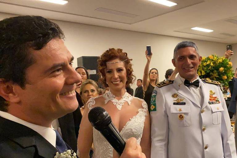 Casamento de Carla Zambelli reúne Moro, Weintraub e Regina Duarte no altar