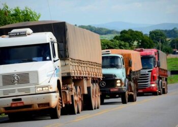 Circulação de veículos pesados é restringida durante carnaval em BRs de Goiás