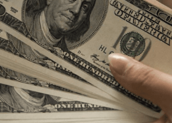 Dólar supera R$ 4,390 com exterior e mercado forçando leilão do BC