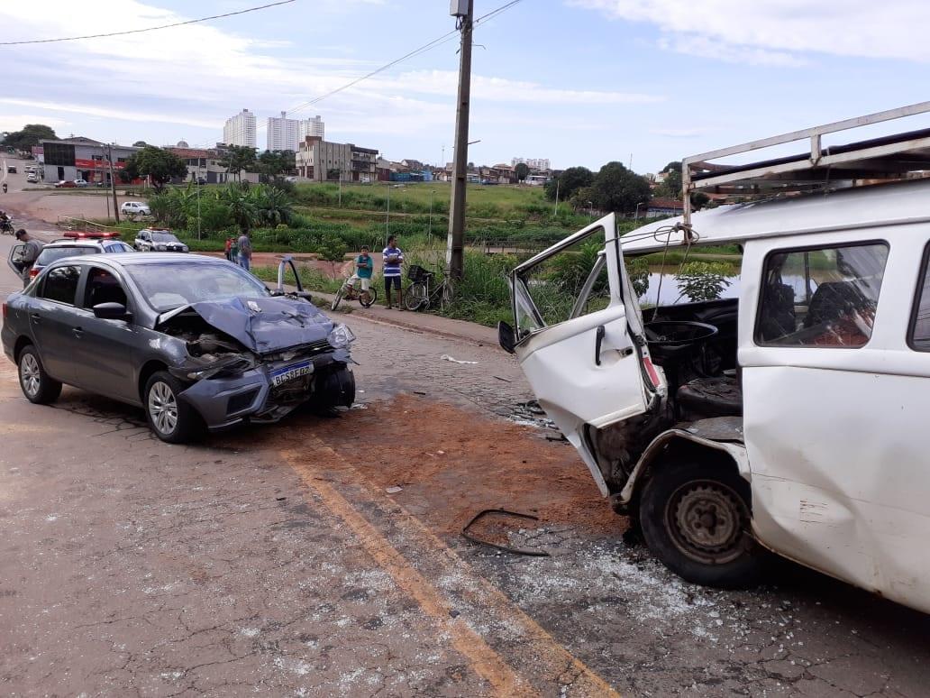 Duas pessoas ficam feridas em acidente entre Kombi e carro, em Goiânia