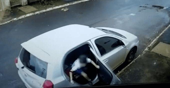 Em Rio Verde, criança pula de carro segundos antes de ladrões o levarem