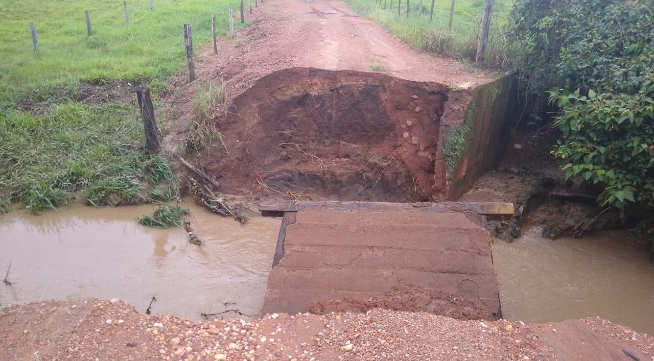 Estrada é interditada após queda de ponte na zona rural de Morrinhos