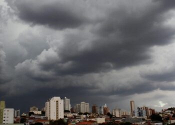 Fim de semana chega com alerta de chuvas e ventos fortes em Goiás