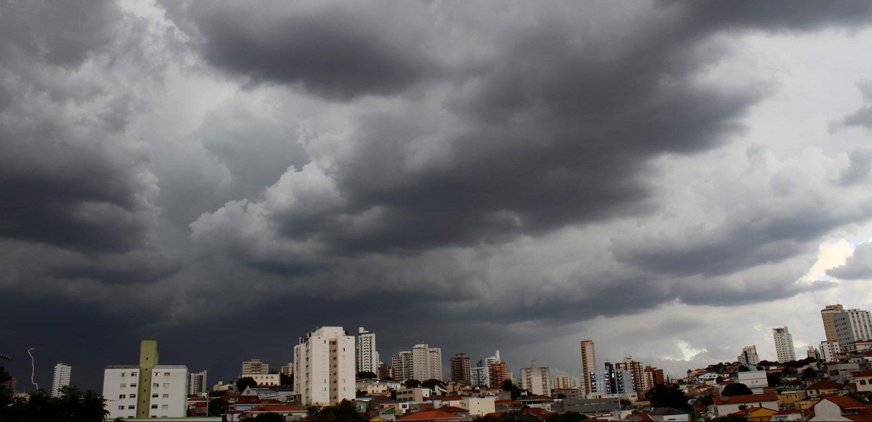 Fim de semana chega com alerta de chuvas e ventos fortes em Goiás
