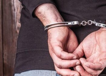 Homem é preso após ameaçar ex com faca e pedaço de vidro, em Rio Verde