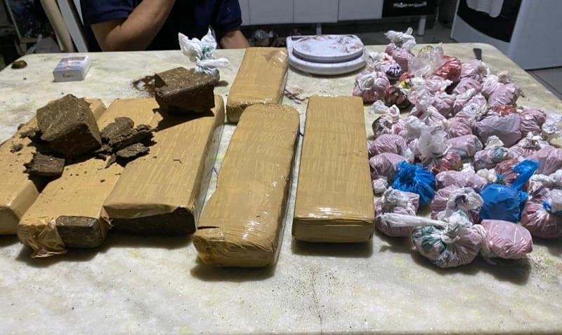 Homem é preso com ecstasy e maconha em fundo falso de casa, em Goiânia