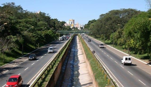 Homem sofre queda em córrego da Marginal Botafogo, em Goiânia