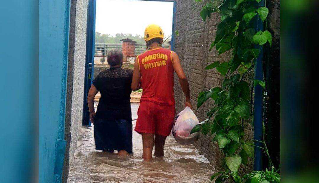 Idosa é resgatada após ter casa alagada, em Aruanã
