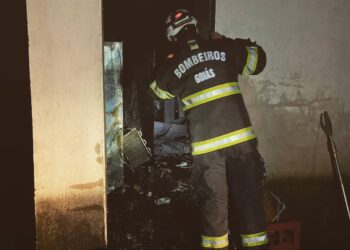 Lanchonete pega fogo durante a madrugada, em Goiânia