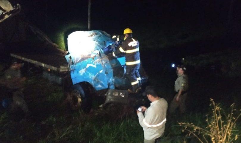 Motorista morre após capotar caminhão em serra na GO-154, em Pilar de Goiás
