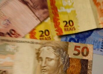 Novo salário mínimo de R$ 1.045 entra em vigor neste sábado (1º)
