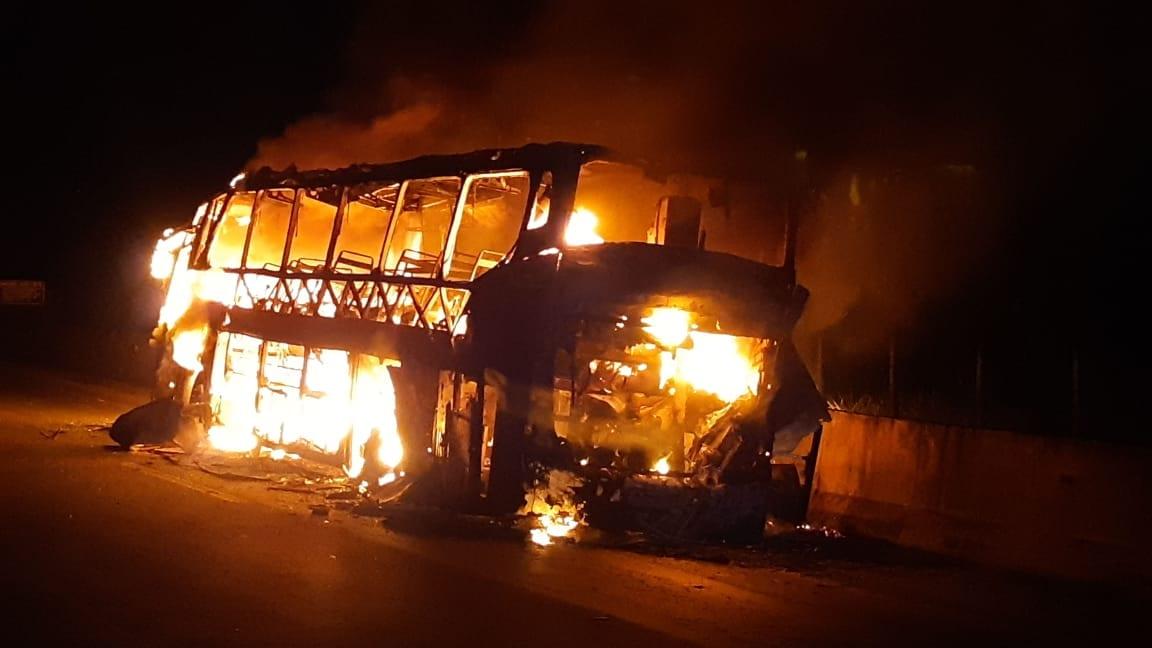 Ônibus com 19 passageiros pega fogo na BR-060, em Goiânia