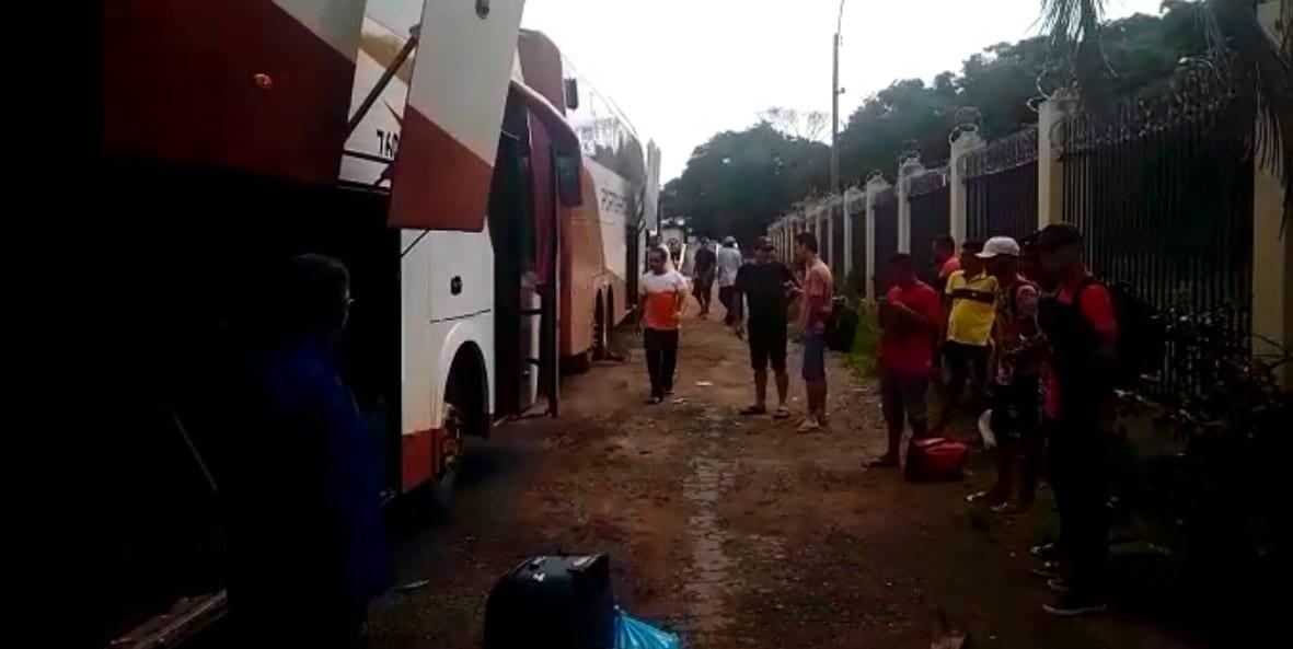 Ônibus com 38 passageiros é apreendido com irregularidades na BR-060, em Goiânia