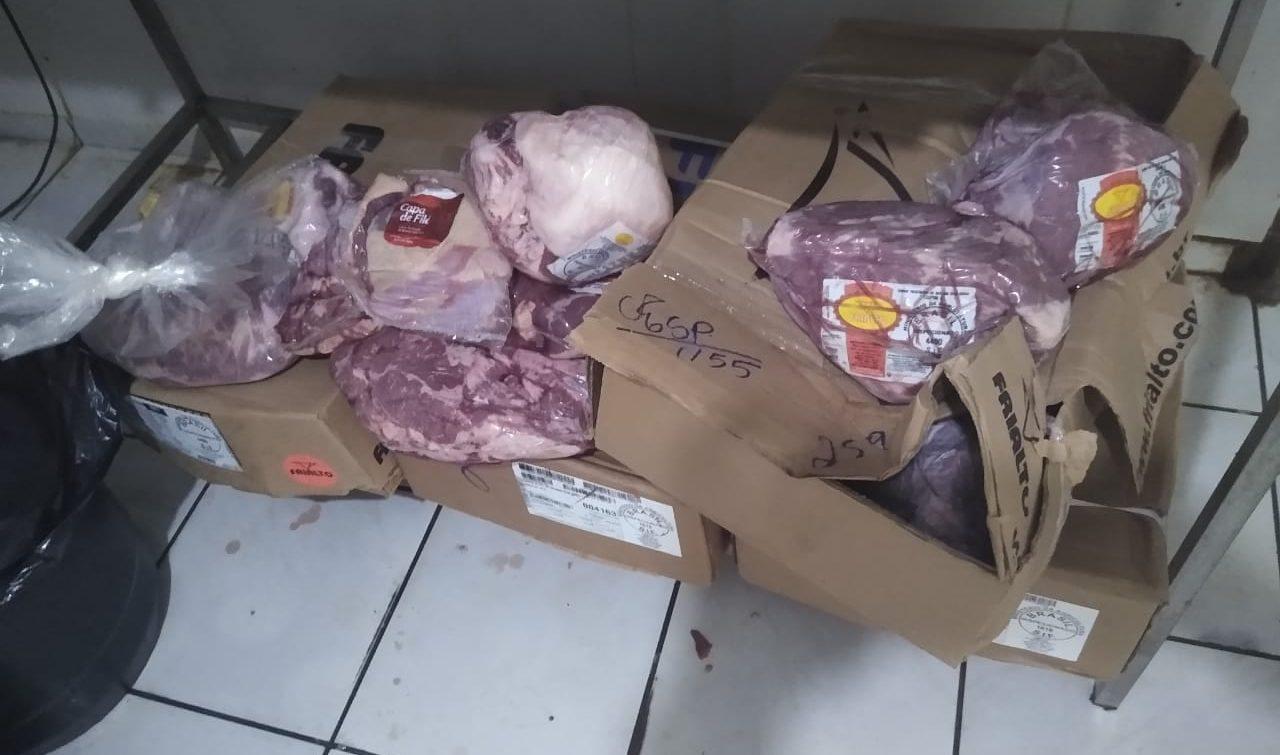 PM e Agrodefesa apreendem 405 quilos de carne irregular em Goiânia 