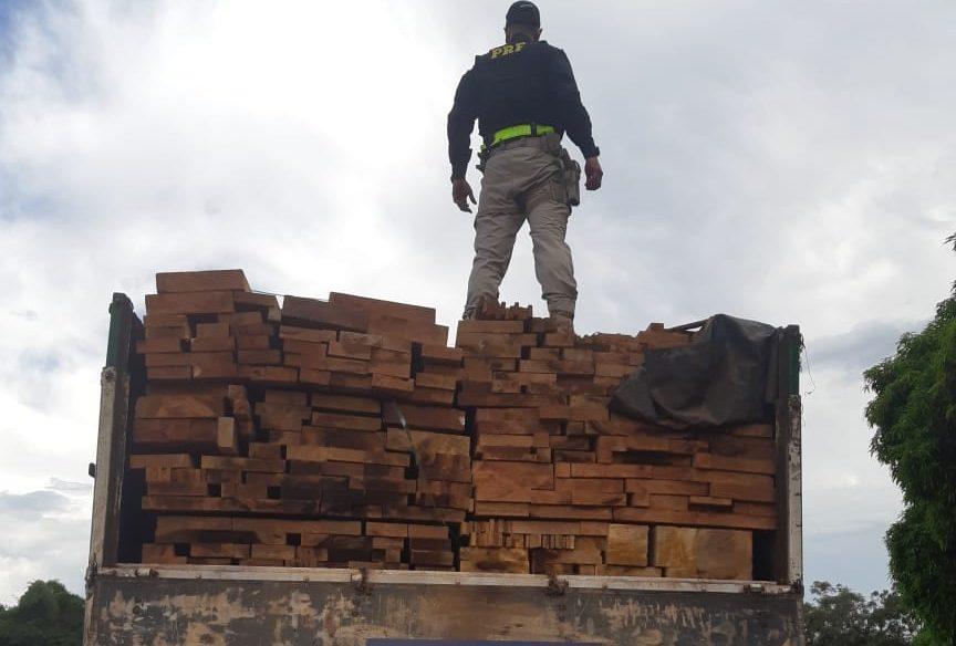 PRF apreende carreta com madeira ilegal na BR-364, em Jataí