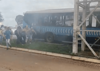 Princípio de incêndio em ônibus causa pânico, em Goiânia; veja vídeo