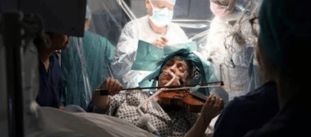 Violinista toca durante a própria cirurgia